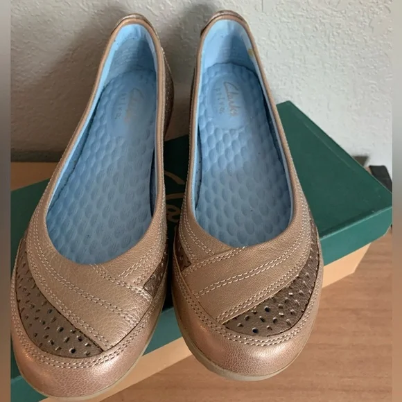 Clarks Women's Tan and Brown Flats Orbit Flight size 9.5 - Picture 4 of 9